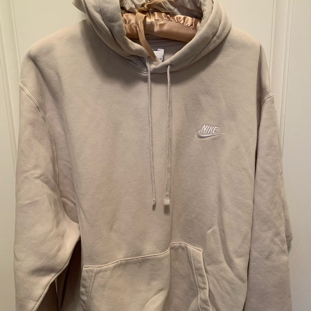 Cream Nike Xl hoodie, like new.